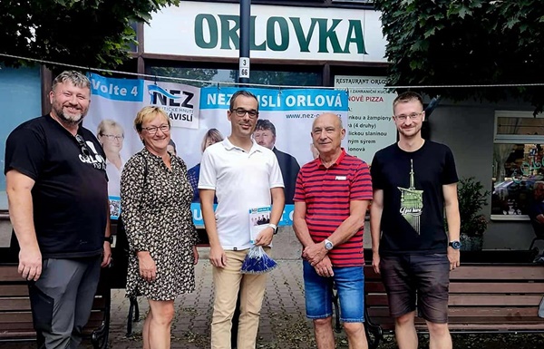 Členové hnutí NEZÁVISLÍ Orlová během volební kampaně 2022